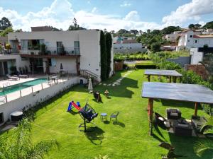 a large yard with a pool on a building at Pousada Viver Capitólio in Capitólio