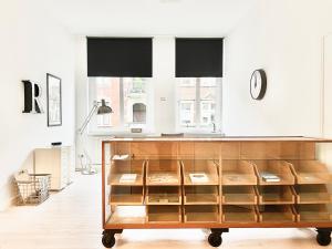 a living room with a wooden entertainment center at MAKERS and ROOMS APARTMENT 01 Pauline 110qm Parkplatz 1-4 Personen in Detmold