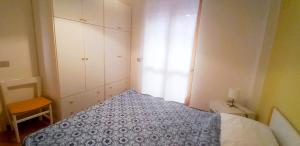 a small bedroom with a bed and a window at Margherita sul mare - 250 m from the beach in Porto San Giorgio