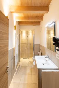 A bathroom at GARDA BALDO APARTMENTS_VIVALDI