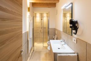 Ένα μπάνιο στο GARDA BALDO APARTMENTS_VIVALDI +40 φωτογραφίες