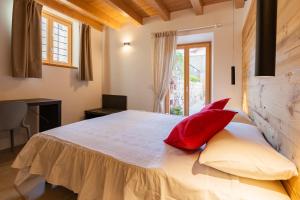 A bed or beds in a room at GARDA BALDO APARTMENTS_VIVALDI