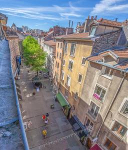 an overhead view of a city street with buildings at Le rendezvous cocooning des grenoblois in Grenoble