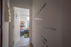 a hallway with writing on the wall of a room at Le rendezvous au jardin des grenoblois in Grenoble