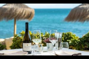 una mesa con una botella de vino y copas en la playa en Mijas Costa - Beachside Apartment-2, en La Cala de Mijas