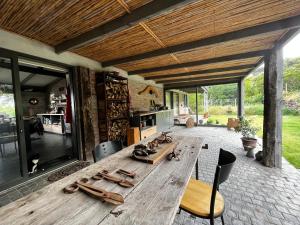 uma grande mesa de madeira numa sala de estar com janelas em Brickhouse em Monteray