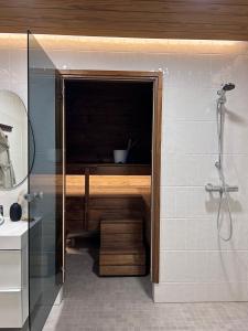 y baño con ducha y lavamanos. en Guesthouse with sauna & hot tub en Nokia