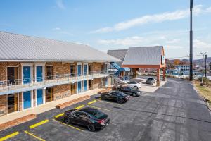 um edifício com três carros estacionados num parque de estacionamento em Extended Stay Suites Cookeville - Tennessee Tech em Cookeville