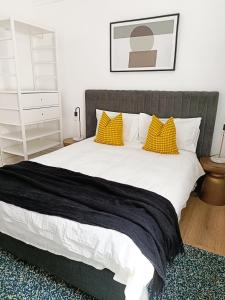 Gallery image of Beautiful Queen Room 1Min Walk to Station with 60Inch TV in Sydney