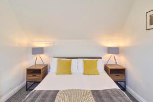 1 dormitorio con 1 cama blanca y 2 lámparas en Host & Stay - King's Corner en Canterbury
