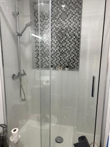 bagno con doccia e porta in vetro di Appartement proche de PARIS au centre ville tout confort a Livry-Gargan