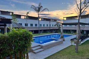 un resort con piscina di fronte a un edificio di Nueva y hermosa Casa familiar, relajate y disfruta a Chiconcuac