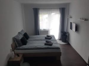 1 dormitorio con 1 cama con 2 toallas en Vilka Čachtice, en Čachtice