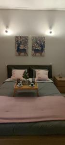 ein Schlafzimmer mit 2 Betten und einem Tisch darin in der Unterkunft City Hall studio apartment in Tríkala