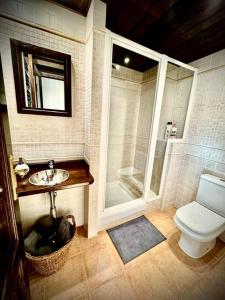uma casa de banho com um chuveiro, um WC e um lavatório. em Ático duplex a pie de pistas de esquí em La Molina