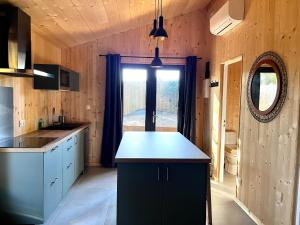 Ett kök eller pentry på La cabane 56 - calme - cosy - nature - sans vis-à-vis