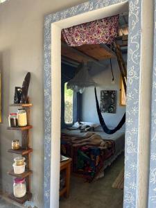 une chambre avec un lit dans un miroir dans l'établissement CasaTupy Pousada, à Botumirim
