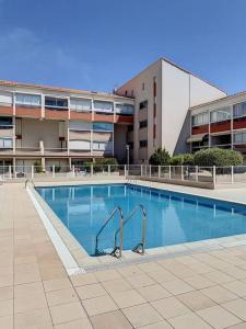 una gran piscina frente a un edificio en La Brise Marine ~ 300m mer~Piscine~Clim~Wifi~Calme, en Argelès-sur-Mer