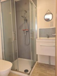 La salle de bains est pourvue d'une douche et d'un lavabo. dans l'établissement 6 En-Suite Bedrooms; Garden; Driveway;Pet Friendly, à Bournemouth
