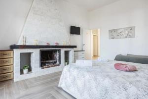 - un salon avec une cheminée et un lit dans l'établissement L'Incanto centrale, à Palerme