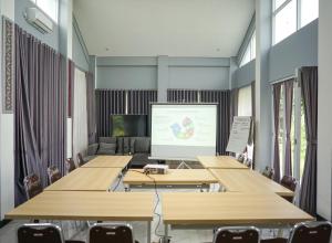 una sala de conferencias con mesas y un ordenador en pantalla en Villa Languket I, en Bedoyo