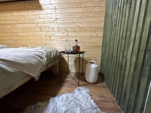 Moravský BerounTiny house v Moravském Berouně的一间卧室配有一张床和一张带窗户的边桌