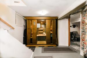 Quaint & Cozy Accommodation في إيدمونتون: ممر مع باب يؤدي إلى غرفة