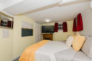 Giường trong phòng chung tại Quaint & Cozy Accommodation