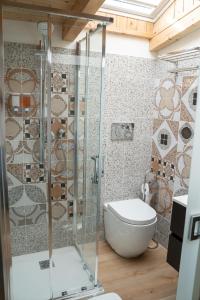 ein Bad mit einer Glasdusche und einem WC in der Unterkunft B&b Meridia in Catania