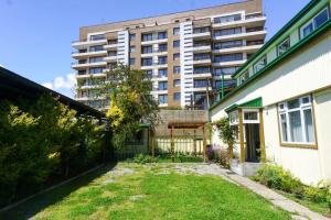 an empty yard in front of a tall building at Estilo Valdiviano, depto2D/1B in Valdivia