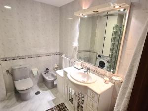 Kúpeľňa v ubytovaní Casa Campelo - APTO Playa de Rodeira Cangas, Garaje y WiFi gratis