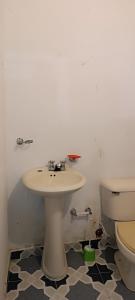 y baño con lavabo y aseo. en Tayrona Shalom Bait, en Santa Marta