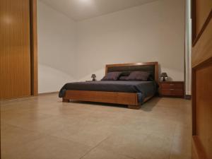 um quarto com uma cama e piso em azulejo em Kaps Home Praia em Praia