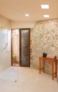 een badkamer met een douche en een houten tafel bij Casa Cactus Buenavista in Bacalar