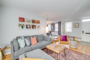 un soggiorno con un divano e un tavolo di Less Than 1 Mi to Waterfront Old Town Alexandria Home! a Alexandria