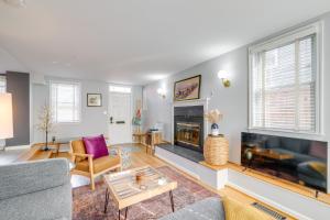 un soggiorno con divano e camino di Less Than 1 Mi to Waterfront Old Town Alexandria Home! a Alexandria