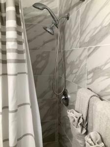 y baño con ducha con cabezal de ducha y toallas. en Breathless Vista “4”, en Nazareth