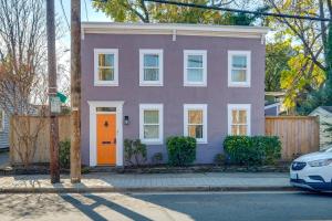 una casa viola con una porta arancione su una strada di Less Than 1 Mi to Waterfront Old Town Alexandria Home! a Alexandria