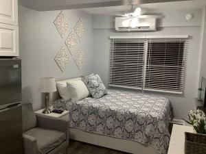 1 dormitorio con 1 cama, 1 silla y 1 ventana en Breathless Vista “4”, en Nazareth