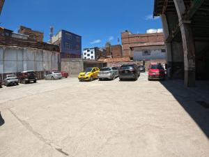 un grupo de autos estacionados en un estacionamiento en CASONA PIURA, en Huancayo