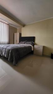 - une chambre avec un lit et une commode dans l'établissement CASONA PIURA, à Huancayo