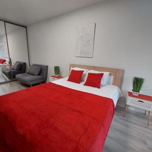ein Schlafzimmer mit einem großen Bett mit einer roten Decke in der Unterkunft Новобудова стрийська 45а жк Леви міста автовокзал гашека in Lwiw