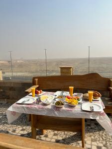 a table with plates of food on it at pyravista in ‘Ezbet `Abd el-Ḥamîd