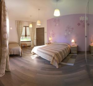 a bedroom with purple walls and a large bed at Apartment La Gatta Viola in Stresa
