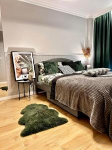 um quarto com uma cama e um tapete verde em Apartamenty Kielce- GREEN FOREST APARTAMENT, faktura, parking, centrum em Kielce
