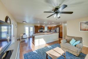 Φωτογραφία από το άλμπουμ του Palmyra House with Private Hot Tub and Fenced Yard! σε Palmyra