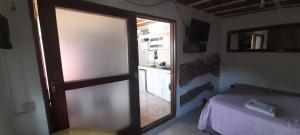a room with a door and a room with a bed at Departamento Reconquista in Villa María