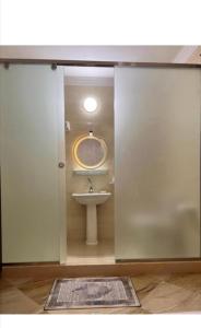 y baño con lavabo y espejo. en pyravista, en ‘Ezbet `Abd el-Ḥamîd