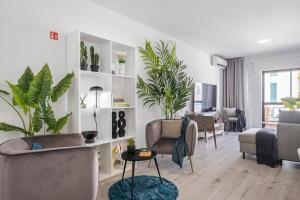 a living room with plants on the wall at SUPER T3 Elias Garcia in Funchal