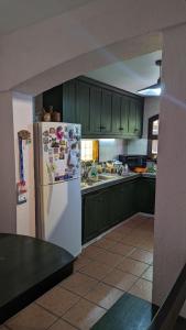 Una cocina o kitchenette en Loren House